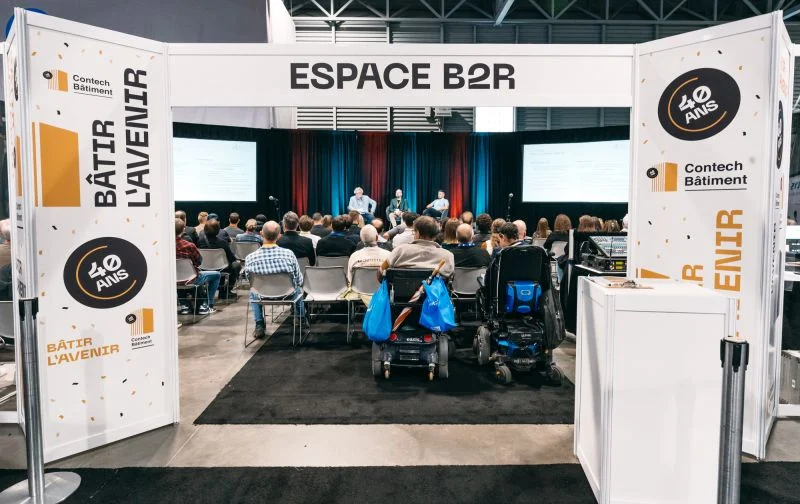 Espace B2R de Contech Bâtiment avec conférence et public