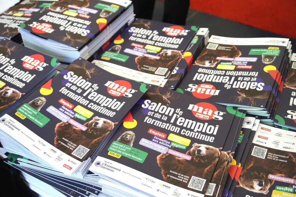 Magazine du Salon de l'emploi et de la formation continue, empilé sur une table